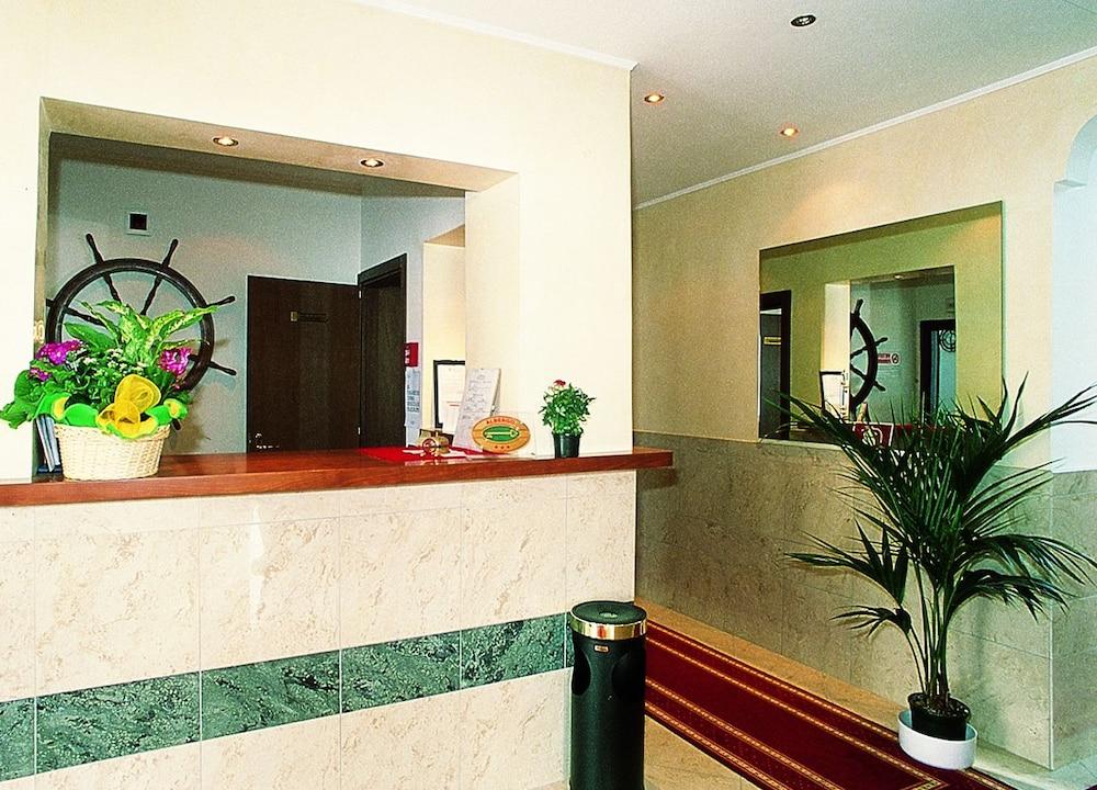 Adele Hotel